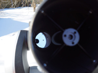 В центре главного зеркала имеется метка в виде кружка для помощи в юстировке