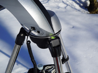 Встроенный уровень на ноге треноги телескопа