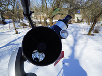 Если отойти от трубы и посмотреть на главное зеркало, можно увидеть изображение с увеличением 2,6x