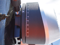 Барабан вилки монтировки проградуирован по шкале высоты в градусах