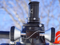 Четыре винта в основании регулируют плотность прижима зубчатой передачи