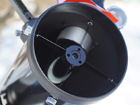 Большие винты на внешней стороне трубе, отвечающие за соосность с оптической осью главного зеркала