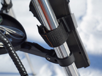 Пульт удобно крепится на одну из ног при помощи липучки