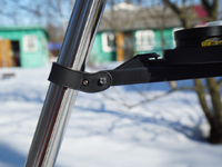 Предметный столик при установке нужно повернуть до щелчка вправо